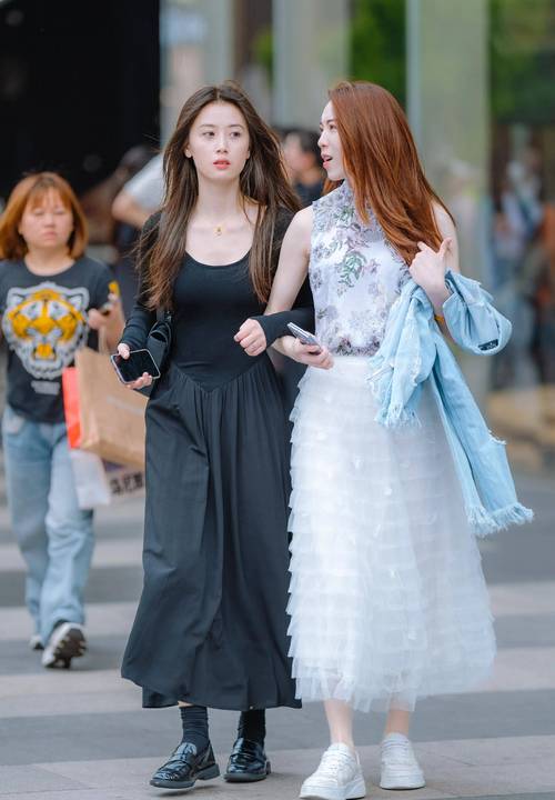 黑长裙配白鞋还是黑鞋_春穿黑长裙,白鞋活力休闲,黑鞋通勤显瘦 黑长裙配白鞋还是黑鞋_春穿黑长裙,白鞋活力休闲,黑鞋通勤显瘦