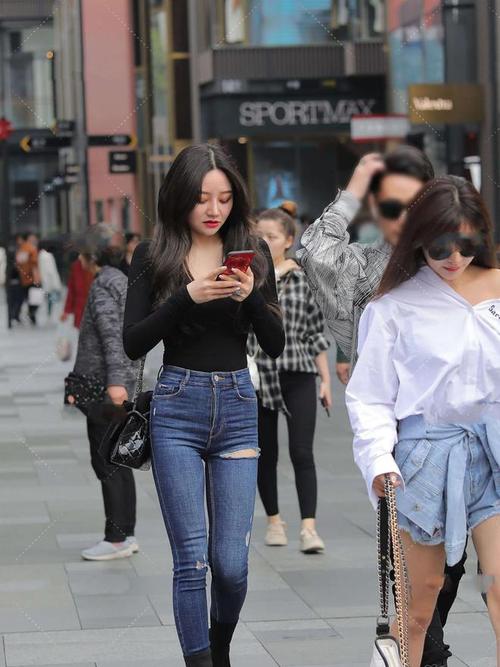 大v领毛衣配破洞牛仔裤_V领毛衣搭破洞裤，显气质又随性