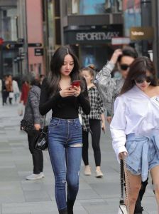 大v领毛衣配破洞牛仔裤_V领毛衣搭破洞裤，显气质又随性