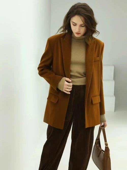 灯芯绒长裤配什么外套_百搭复古显气场，秋日时尚必备