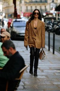 浅棕色外套配什么裤子_浅棕外套百搭，深紫牛仔裤通勤休闲皆宜