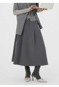 深灰色半身长裙配什么上衣_深灰半身裙多搭配，通勤休闲气质全！