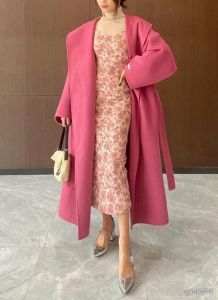 皮粉色大衣配什么内搭_皮粉色大衣搭配内搭显个性，红白黑蓝皆好看！