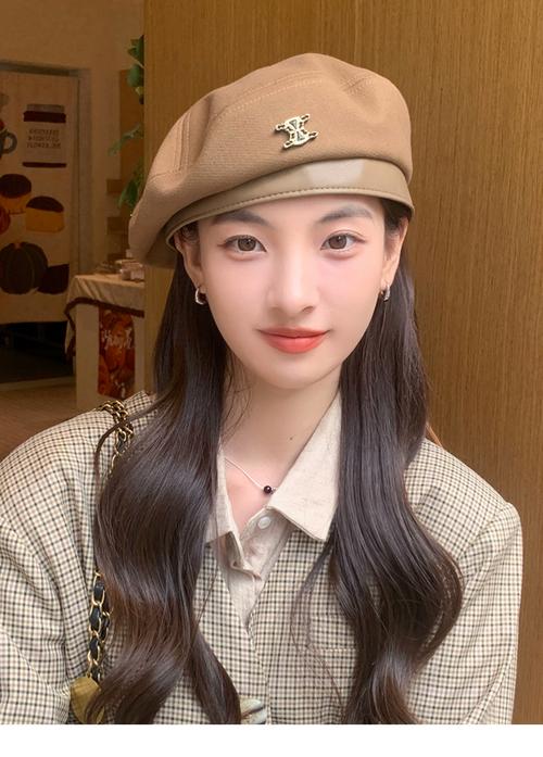 贝雷帽配什么耳环_秋日贝雷帽配耳环，显气质又百搭