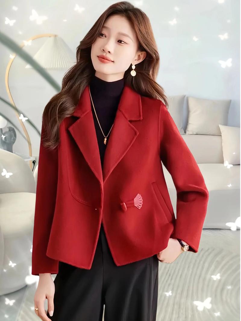 红大衣里面搭配什么颜色好看_红色大衣内搭搭配，穿出不同风格与高级感