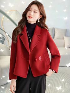 红大衣里面搭配什么颜色好看_红色大衣内搭搭配，穿出不同风格与高级感