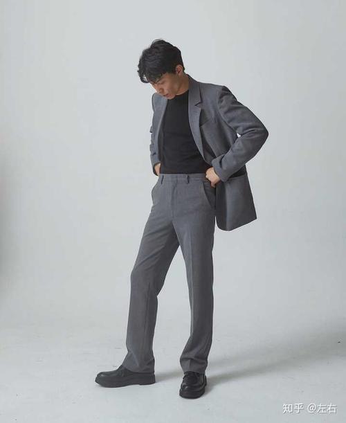 深灰色裤子配什么上衣男_深灰裤子搭蓝色上衣，办公室休闲时尚（26字）