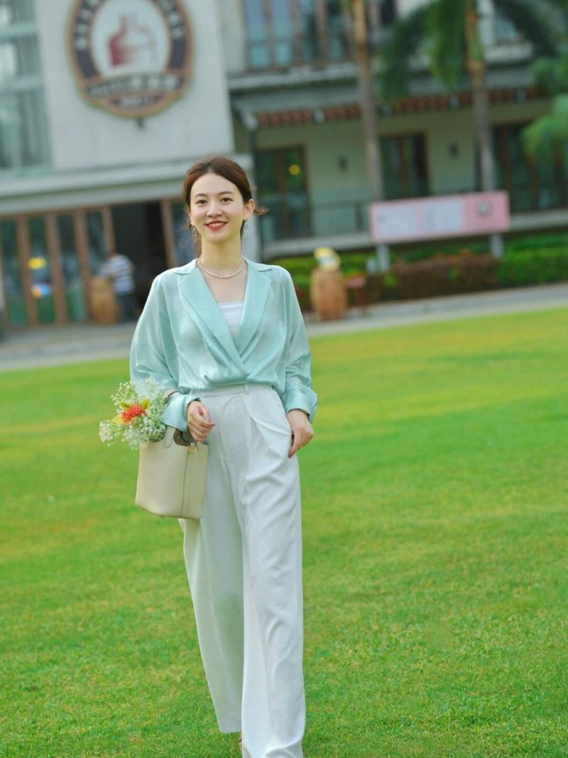 浅绿色外套搭配什么内衬_色彩质感与风格演绎