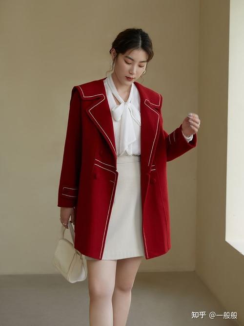 内衬红色外套配什么颜色_红衬外套颜色搭配，时尚个性多