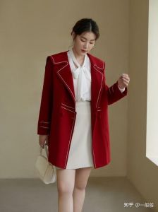 内衬红色外套配什么颜色_红衬外套颜色搭配，时尚个性多