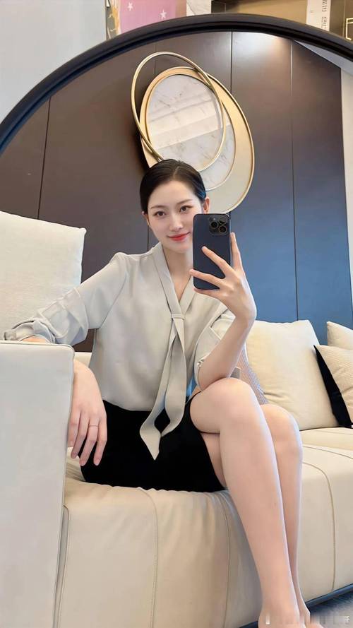 香槟色半身裙配什么颜色上衣_香槟裙配不同上衣，穿出百变风格！