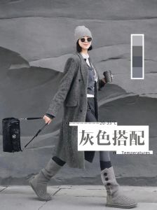 深灰色上衣配什么下衣_黑白蓝灰配，时尚又好看