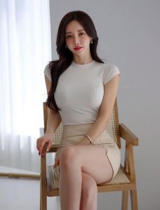 修身针织衫搭配包臀裙_蓝色针织衫配黑包臀裙，显瘦显高显女人味