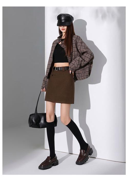 毛呢短裙搭配什么上衣好看_秋冬百搭显瘦，多种风格可选