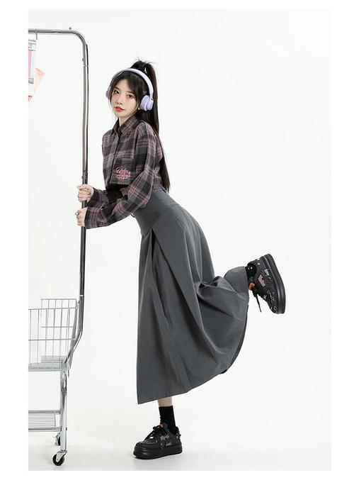 深灰色长裙配什么颜色衬衫_深灰长裙巧搭配,风格多变显时尚 深灰色长裙配什么颜色衬衫_深灰长裙巧搭配,风格多变显时尚