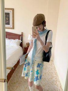 黄花半裙配什么上衣好看啊_黄花半裙色彩搭配技巧