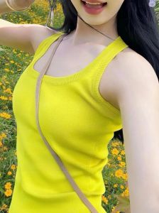 金黄色小吊带配什么下装_黄色吊带百变穿搭，时尚又好看！