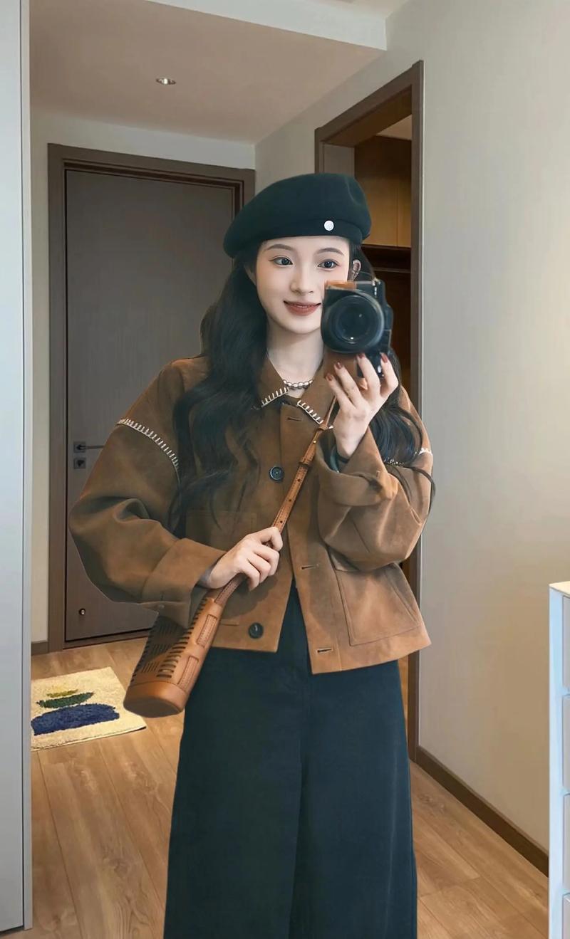 焦糖色短外套搭配什么裤子_焦糖外套百搭时尚，百变风格轻松穿！