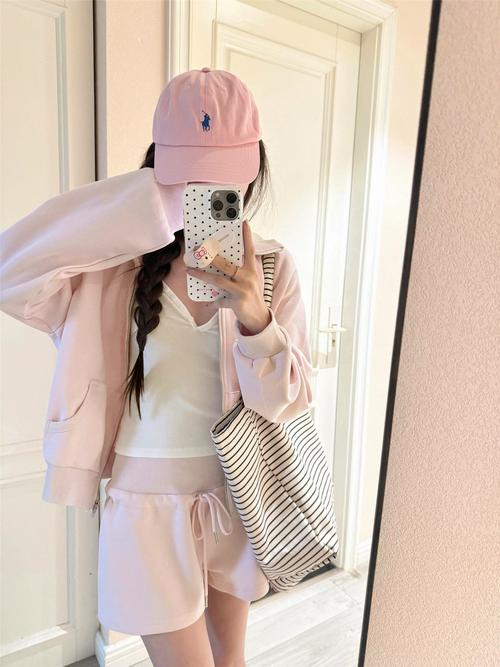 短卫衣配什么裤子_同色系显高!短款卫衣高腰裤搭配秘籍 短卫衣配什么裤子_同色系显高!短款卫衣高腰裤搭配秘籍