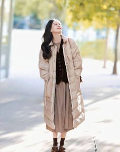 羊绒大衣下身配什么好看_羊绒大衣配阔腿裤，秋冬显瘦又高级！