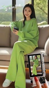 浅绿色外套配颜色裤子_浅绿外套时尚百搭，白灰卡其裤鞋配，清爽高级显轻松