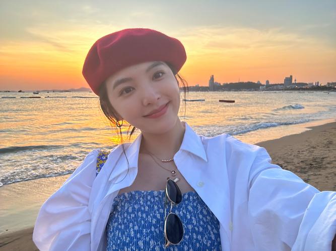 贝雷帽配碎花裙的照片_贝雷帽配碎花裙 时尚又好看