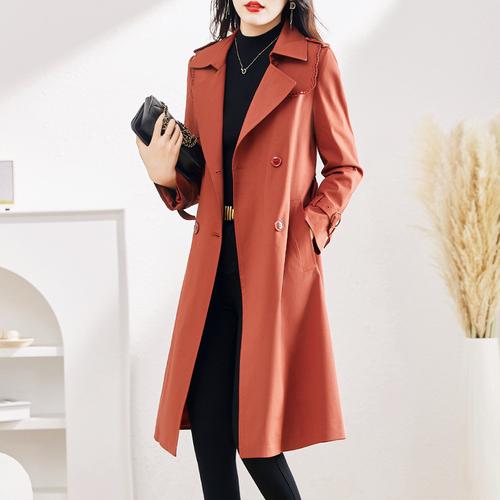 枫叶红色大衣搭配什么颜色内搭_枫叶红大衣搭配内搭指南