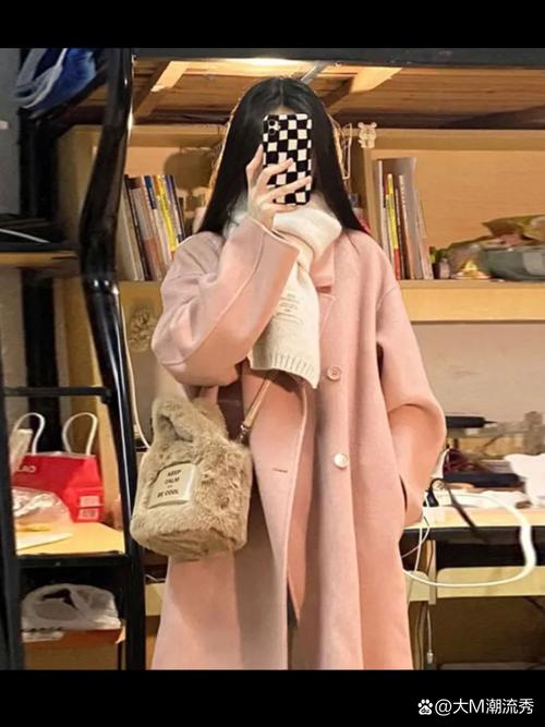 杏粉色外套配什么颜色内搭_杏粉外套百搭！内搭巧思显不同风格