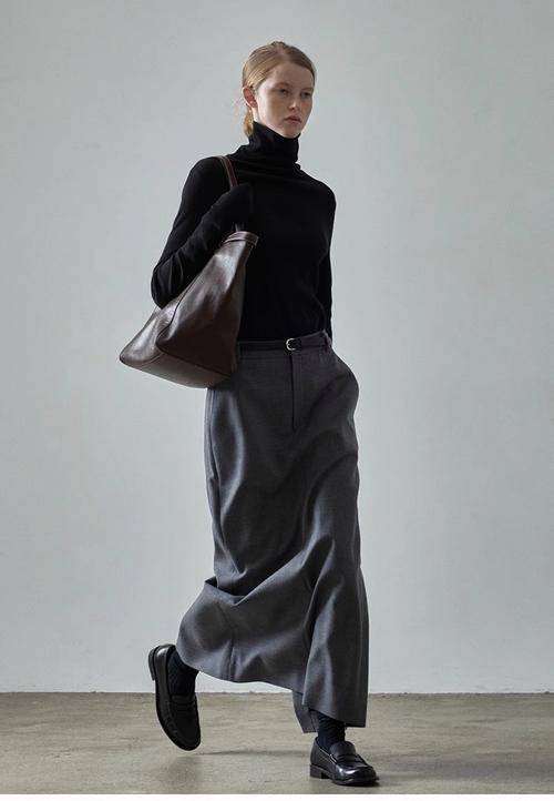 深灰色的半身裙配什么上衣_百搭深灰半身裙，配啥上衣都好看