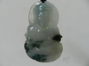 深灰色的连衣裙配翡翠吊坠_深灰配翡翠显气质，东方韵味时尚搭