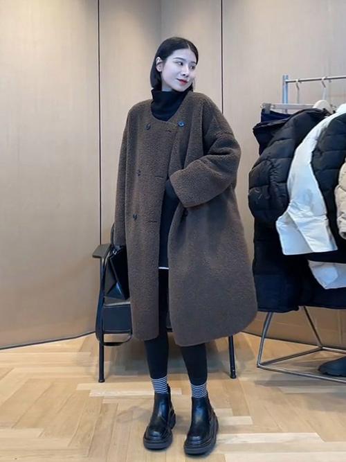 奶咖色羊毛大衣搭配什么下装_奶咖色羊毛大衣,百搭时尚显气质 奶咖色羊毛大衣搭配什么下装_奶咖色羊毛大衣,百搭时尚显气质