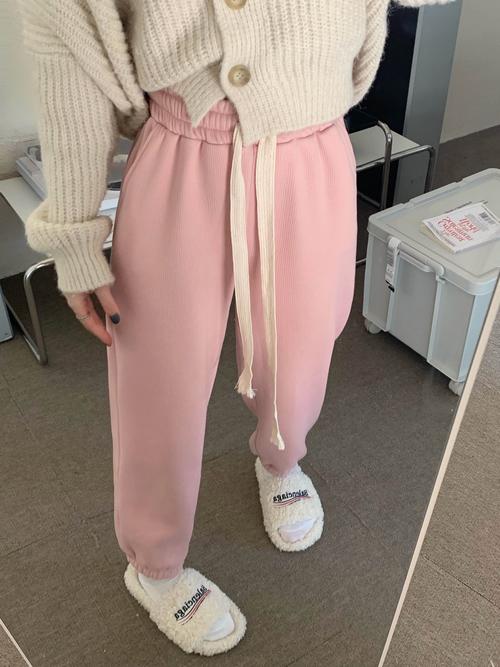 皮粉色运动裤配什么上衣_优雅清新又时尚