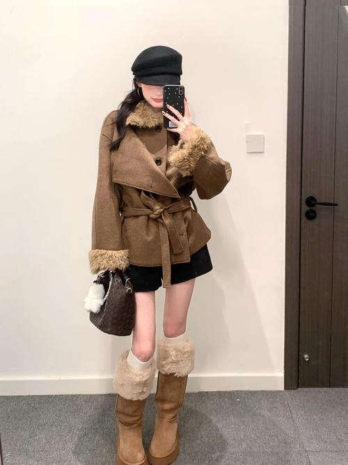 收腰外套怎么搭配下装_浅绿外套搭高腰裤显腿长，配饰点睛添时尚