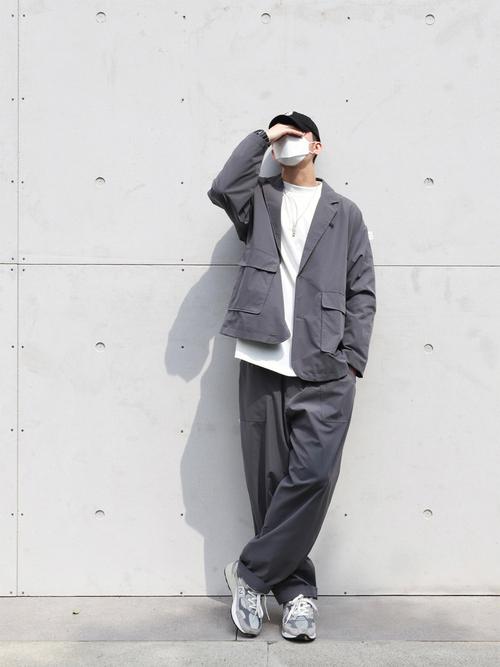 深灰色上衣搭配裤子男_深灰衬衫配黑裤，显信赖感！