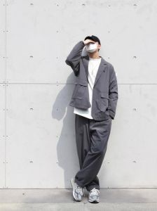 深灰色上衣搭配裤子男_深灰衬衫配黑裤，显信赖感！