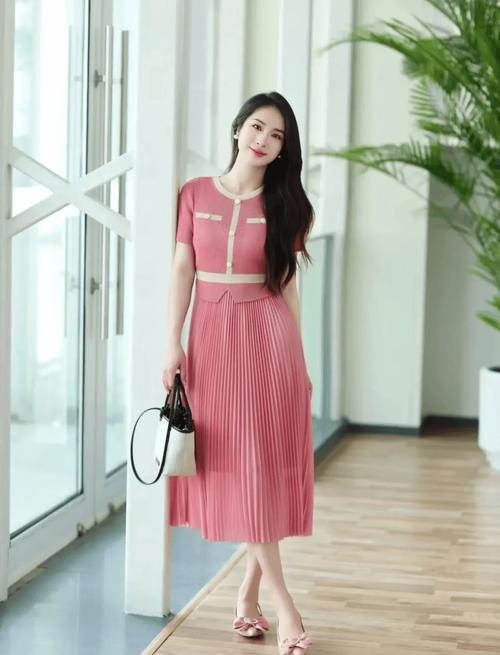 春夏季搭配裙子的平底鞋_裙配平底鞋，舒适优雅显时尚