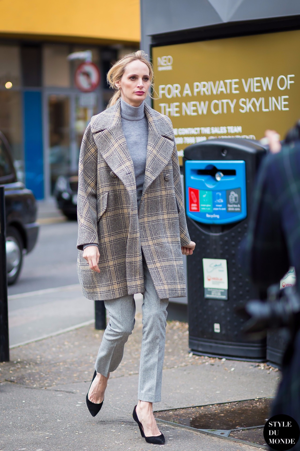 安哥拉红外套能配灰色裤子吗_安哥拉红配灰裤显高级，经典撞色裤搭出个性