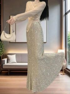 亮片半身裙怎么搭配_亮片裙色彩搭配，显瘦显气质！