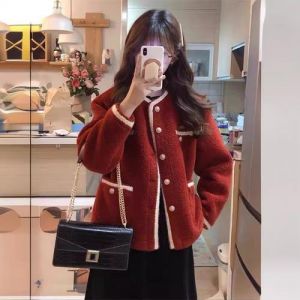 短红色外套怎么搭配裤子_短红外套配黑裤显高级，选对裤子更时尚