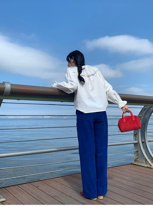 神蓝色灯芯绒阔腿裤子搭配_时尚妈妈的多面魅力 神蓝色灯芯绒阔腿裤子搭配_时尚妈妈的多面魅力