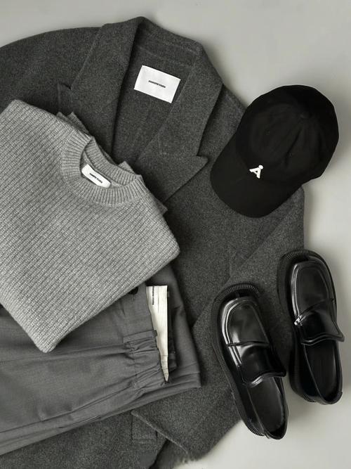 深灰色裤子的三个最佳配色_灰裤子百搭显气质，配粉米黄复古暖，彩上衣显个性，实用高级显品味