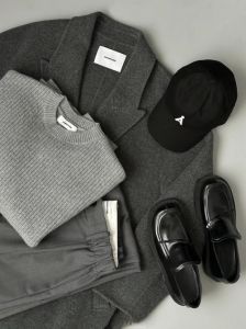 深灰色裤子的三个最佳配色_灰裤子百搭显气质，配粉米黄复古暖，彩上衣显个性，实用高级显品味