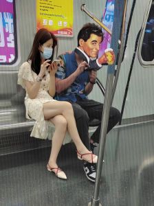 穿肉丝搭配平底鞋_肉丝搭平底鞋不土？解锁轻熟风精致感！