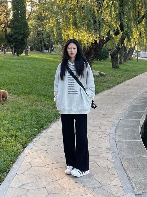 戴帽卫衣配休闲西服外套_连帽卫衣搭西装，时尚休闲又百搭！