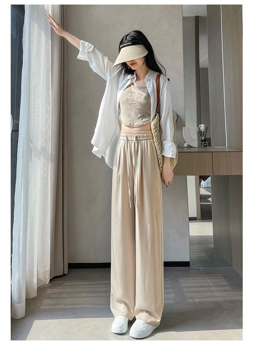 香槟色裤子最佳搭配色系_香槟裤搭纯色上衣显优雅，配白黑更吸睛！