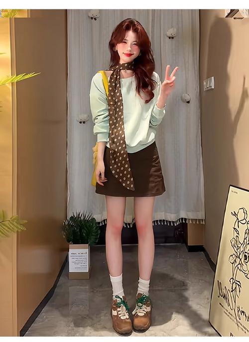 灯芯绒半身裙搭配上衣_百搭复古又保暖，秋冬必备时尚单品