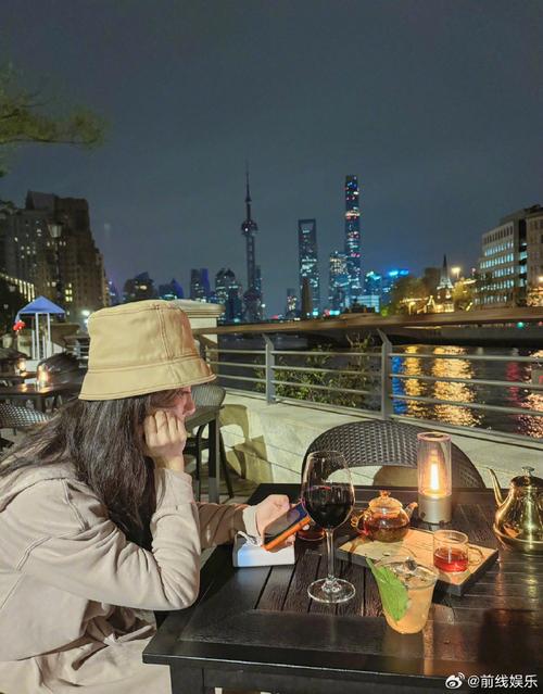 渔夫帽可以搭配裙子吗_渔夫帽百搭时尚，修饰脸型，王鸥街拍示范穿搭技巧