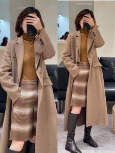 双面大衣配什么裤子好看_双面大衣配阔腿裤，冬季时尚穿搭指南