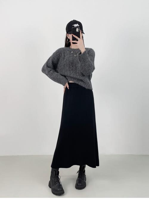 深灰色裙子配咖啡色上衣好看吗_灰裙咖啡上衣搭，层次和谐显个性