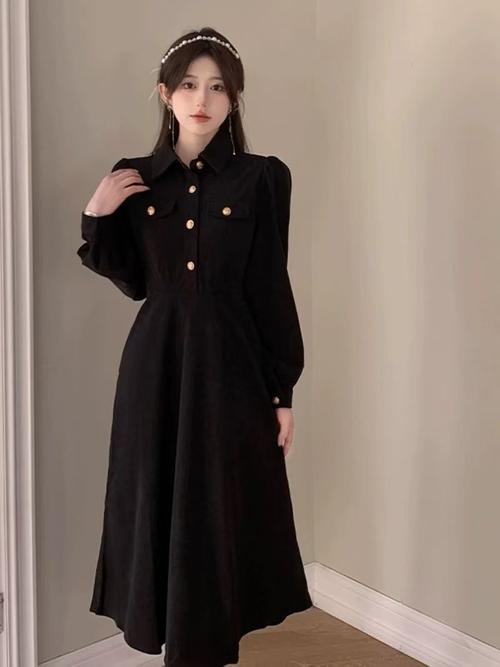 灯芯绒黑色长裙要怎么搭配_优雅百搭，秋日时尚之选